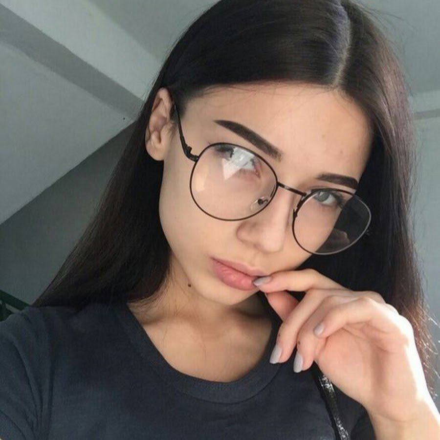 Селфи фото девушки в очках