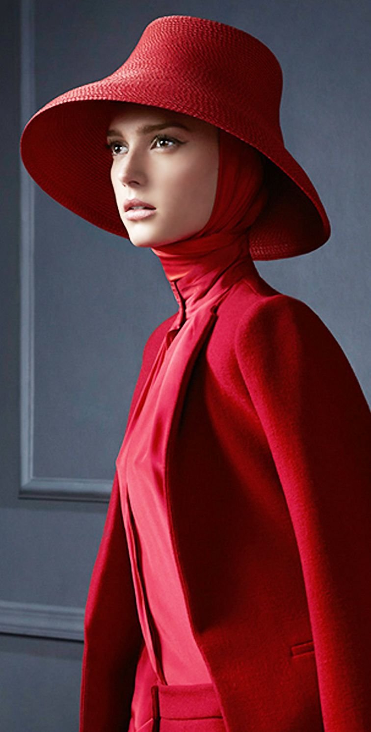 Платок поверх шляпы. Образ с красной шляпой. Девушка в красной шляпе. Шляпа с платком. Красная шляпа с широкими полями.