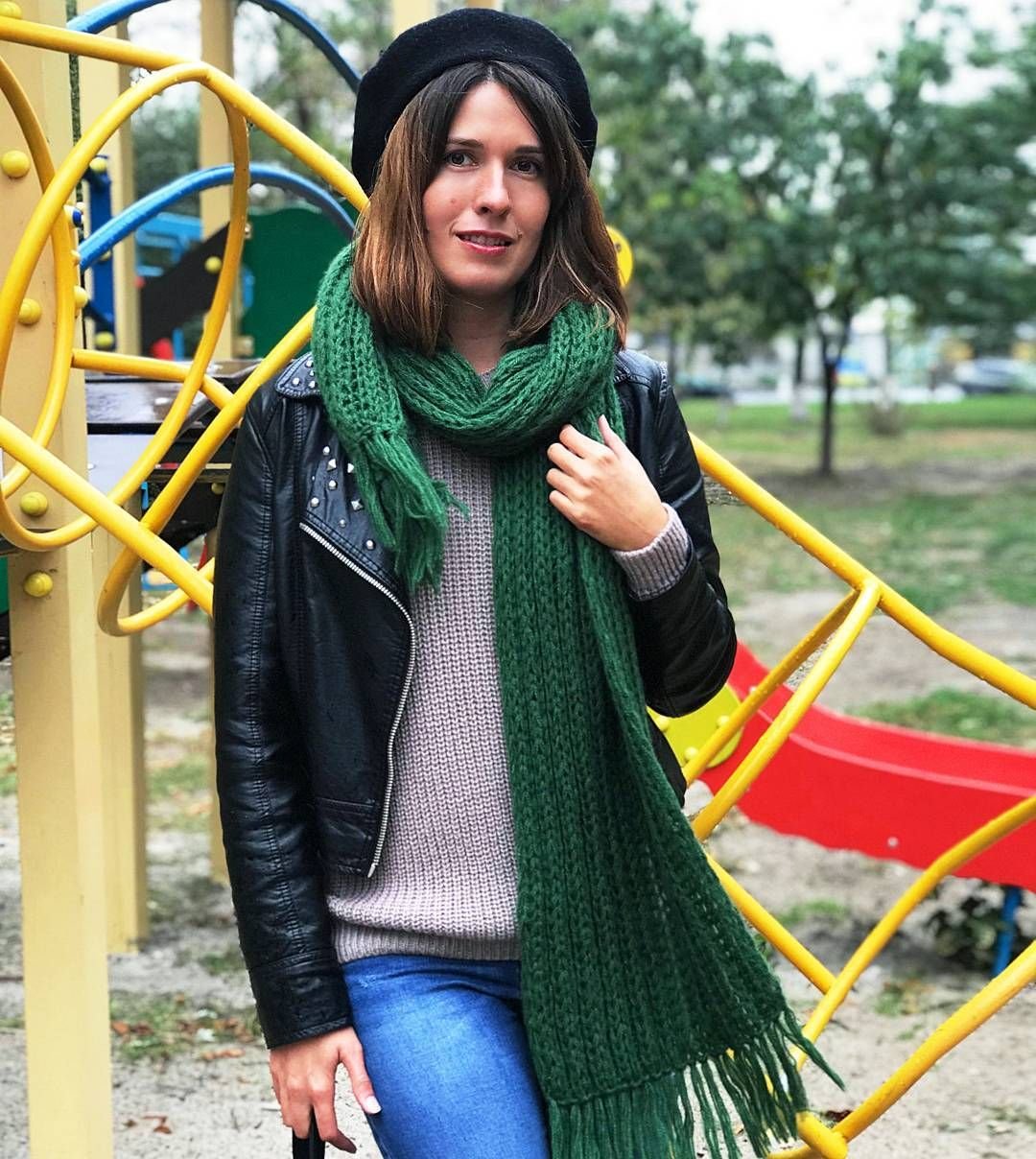 Зеленый вязаный шарф