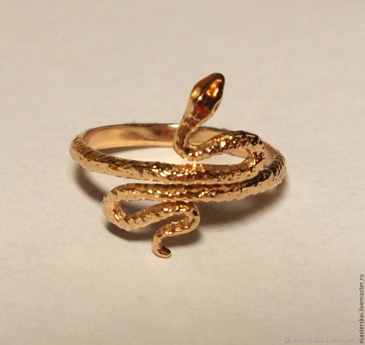 Змея из золота. Кольцо змейка, золото 585. Кольцо змея Адрия Голд. Кольцо змейка золото Санлайт. Санлайт кольцо змея золото.