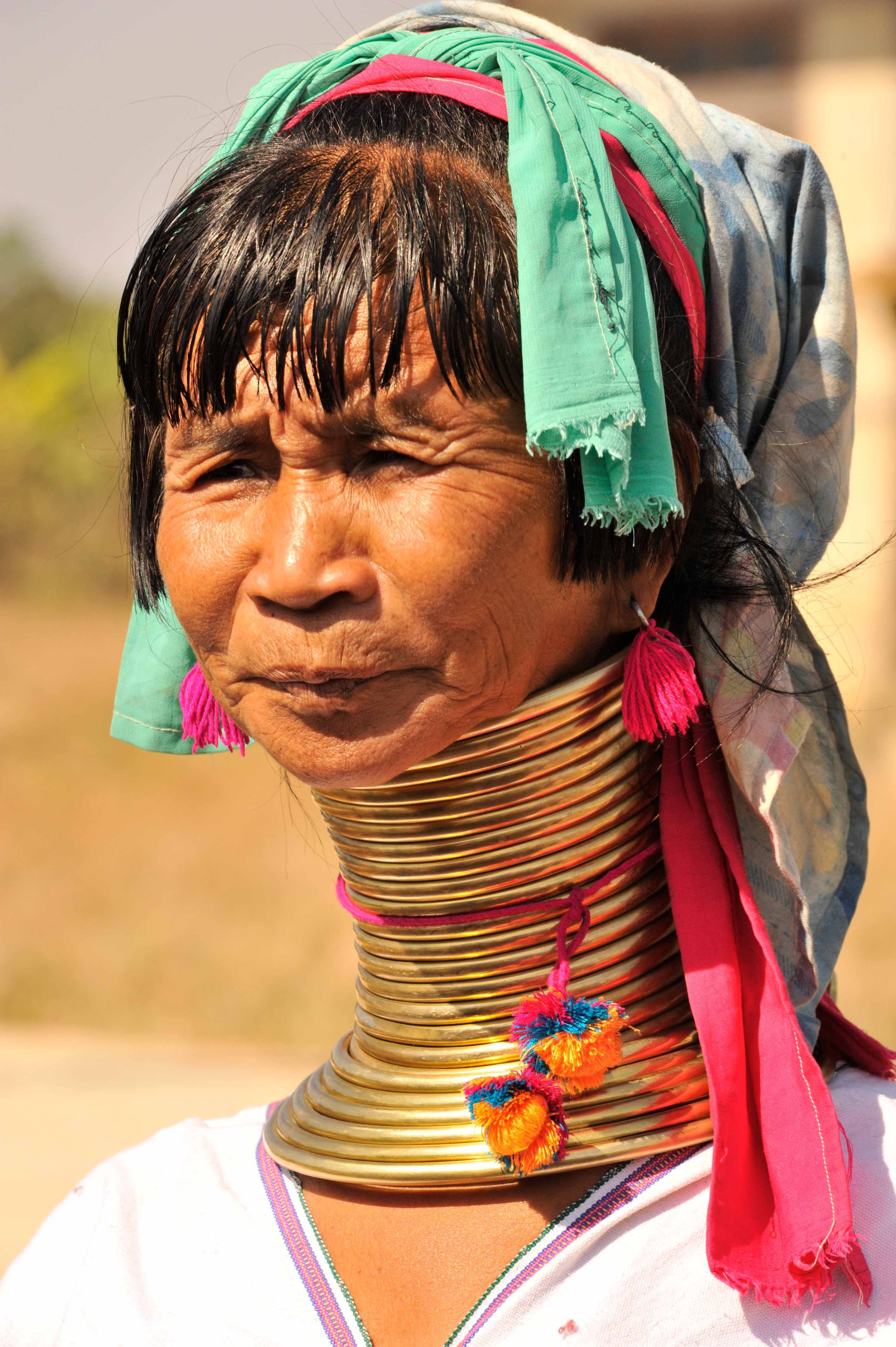 Длинные шеи в африке. Племя Падаунг Бирма. Мир наизнанку Падаунг. Женщинас кольцами на шеи.