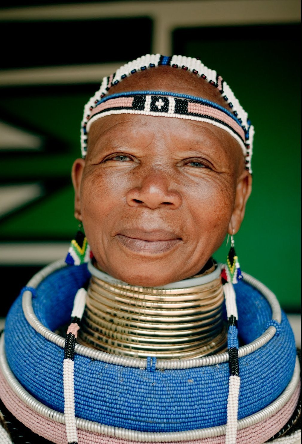В африканском племени женщины с кольцами на шее