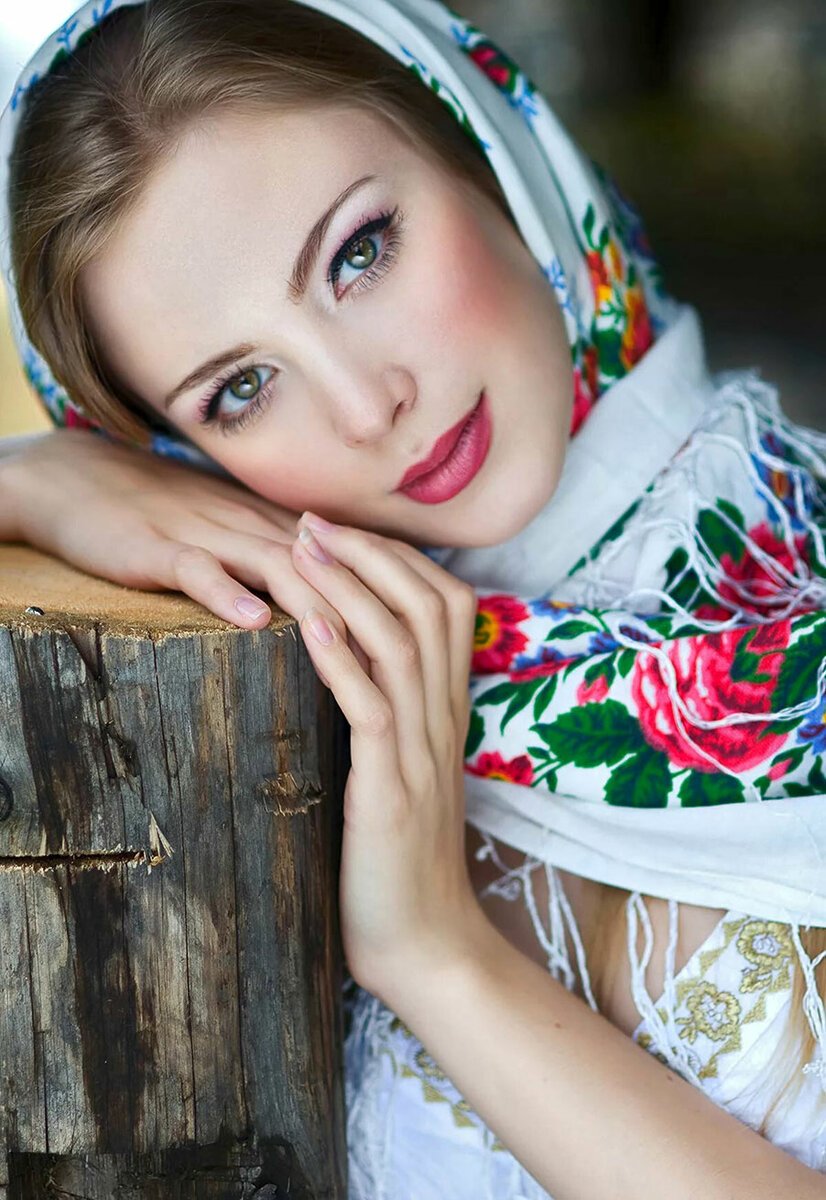 Девушка в платке
