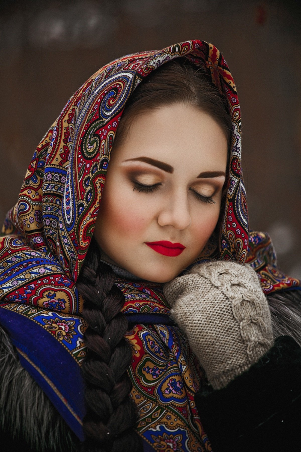 Красавица в платке