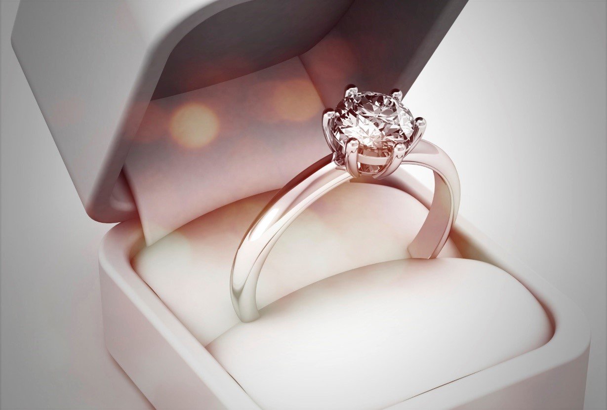 Свадебное кольцо с бриллиантом в коробке