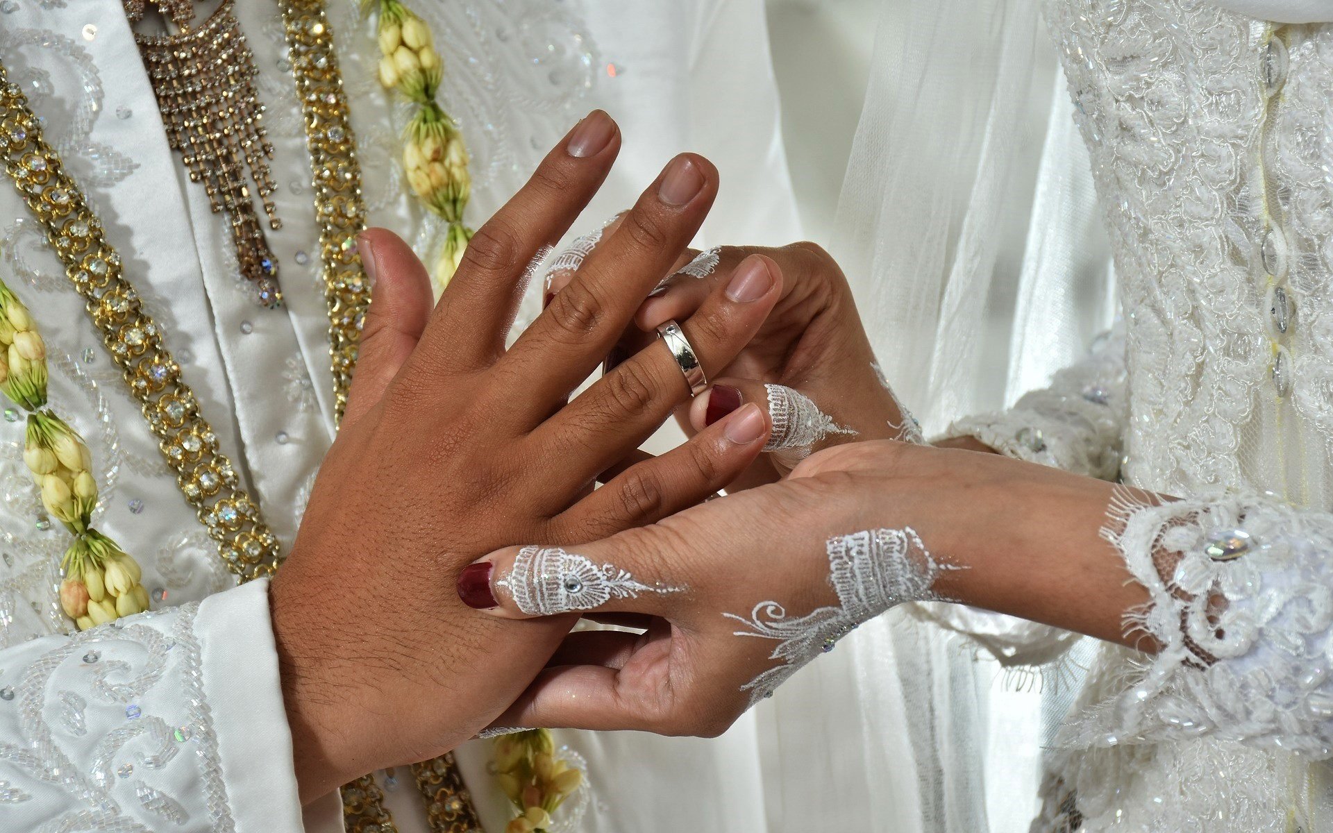 Second marriage. Свадебные кольца на руках. Мусульманские обручальные кольца. Кольца для венчания. Мусульманские кольца для свадьбы.