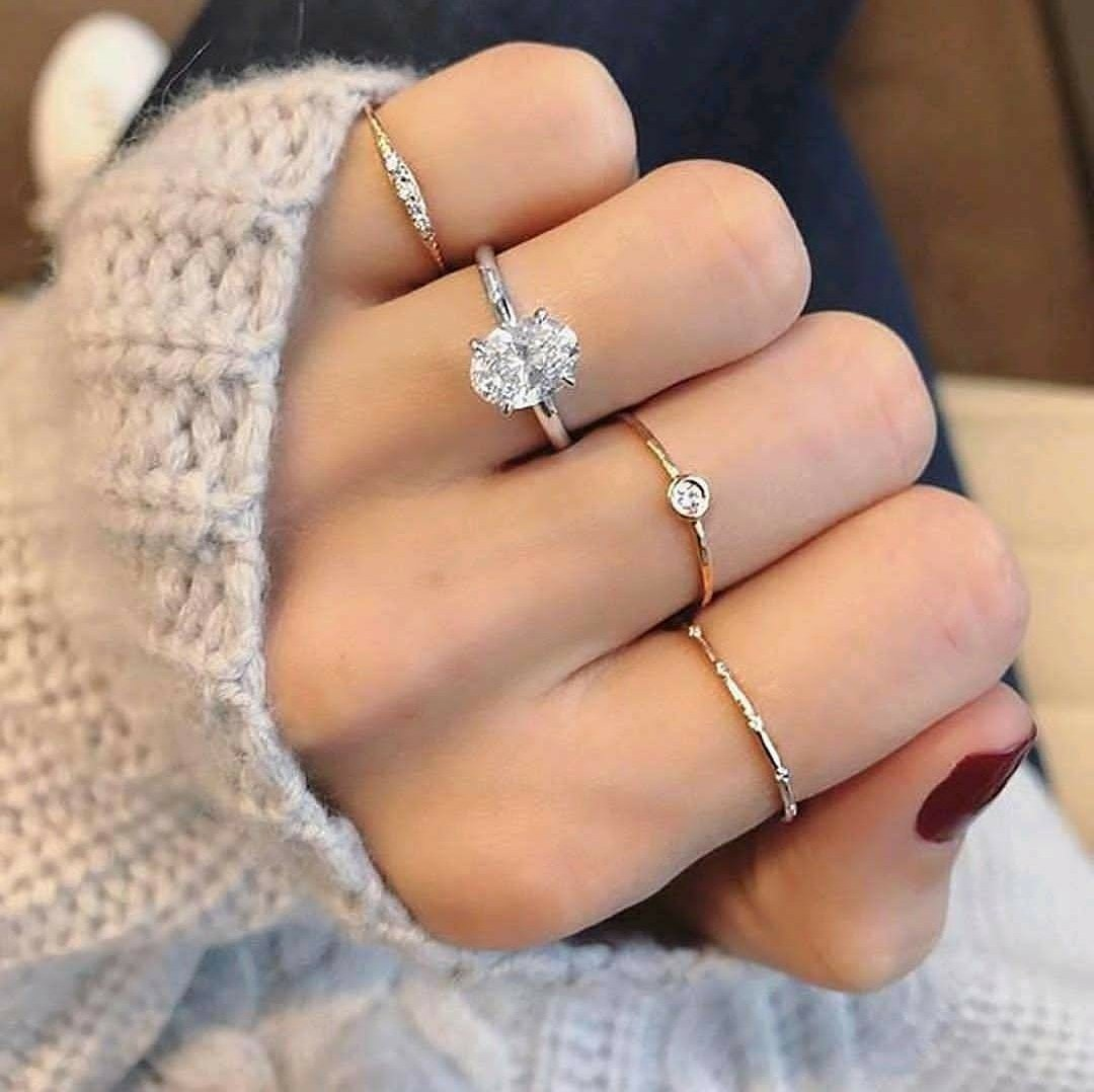 Свадебные кольца на руках