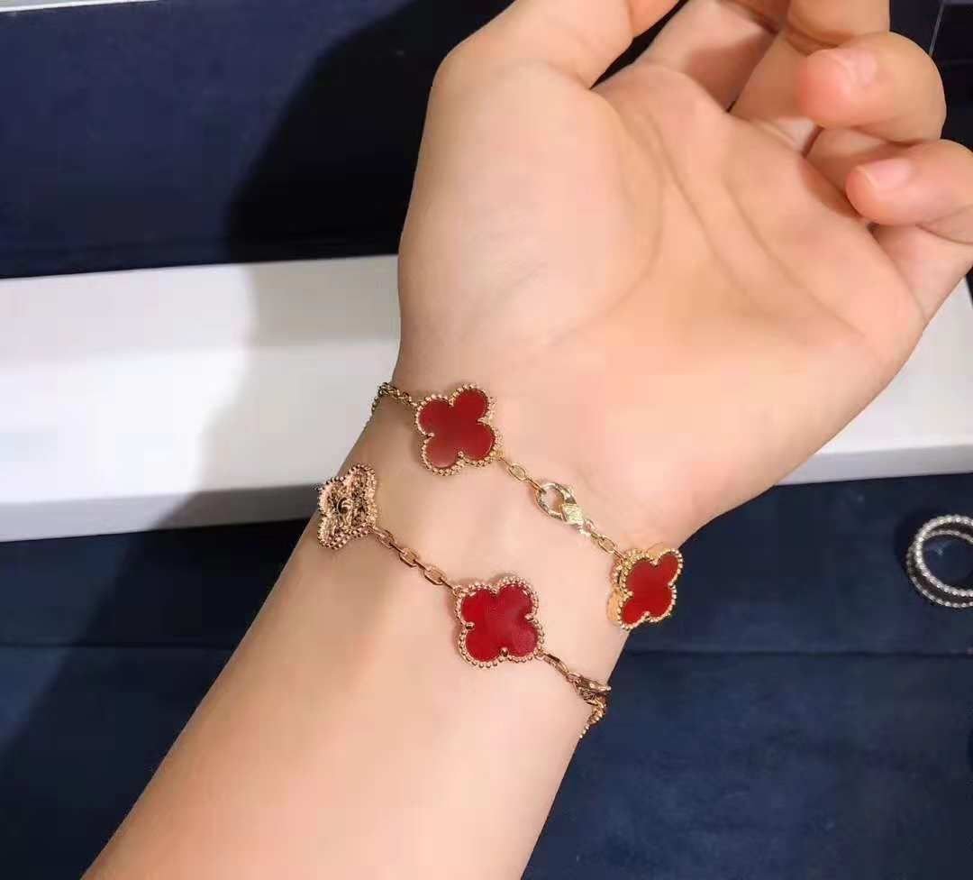 Van cleef rose. Ван Клиф Альгамбра браслет. Браслет Ван Клиф красный. Van Cleef Arpels Alhambra Red. Vintage Alhambra Bracelet, 5 motifs Red.