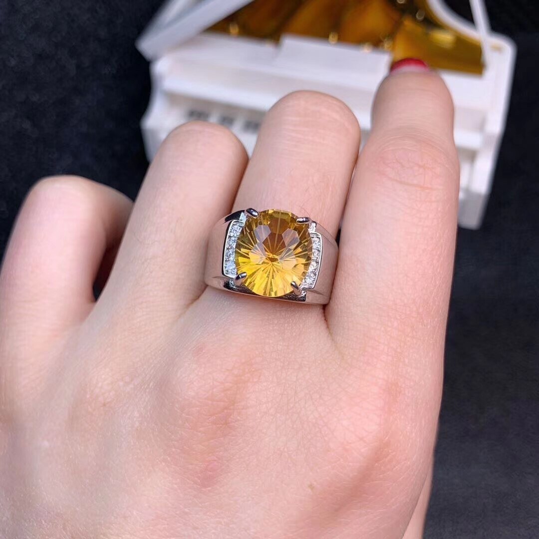 Fancy Light Yellow бриллиант