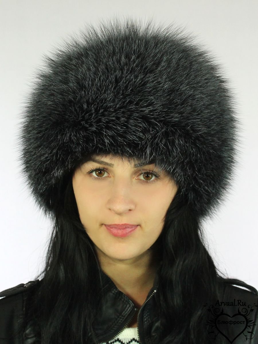 Девушка в папахе