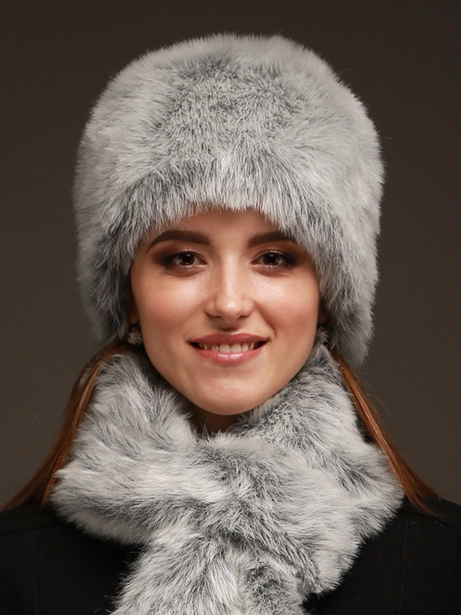 Меховые шапки в Елене Фурс