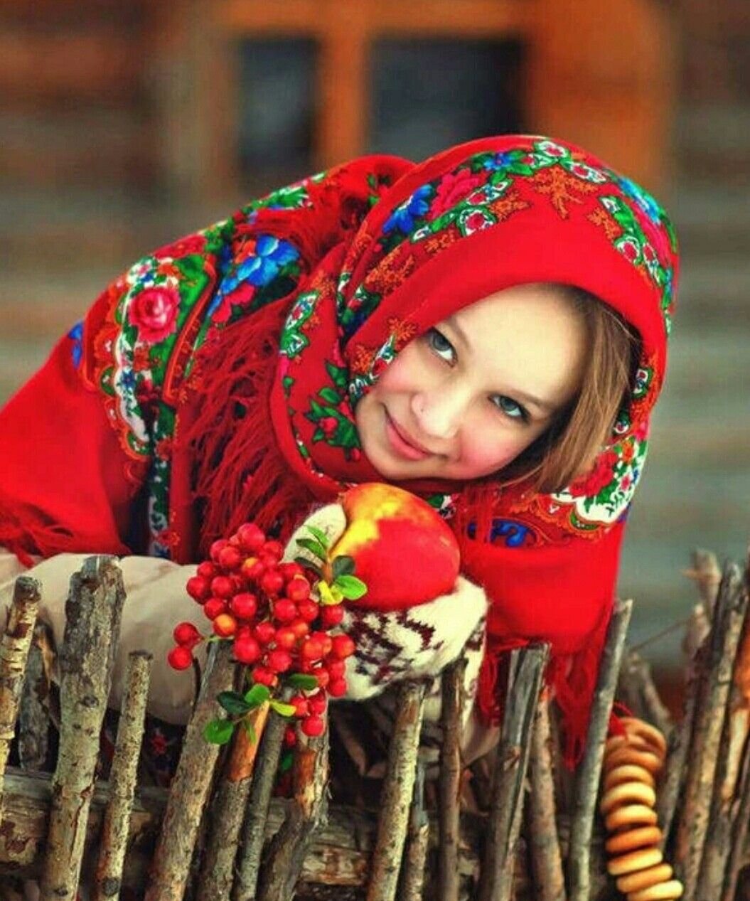 Девушка в русском платке