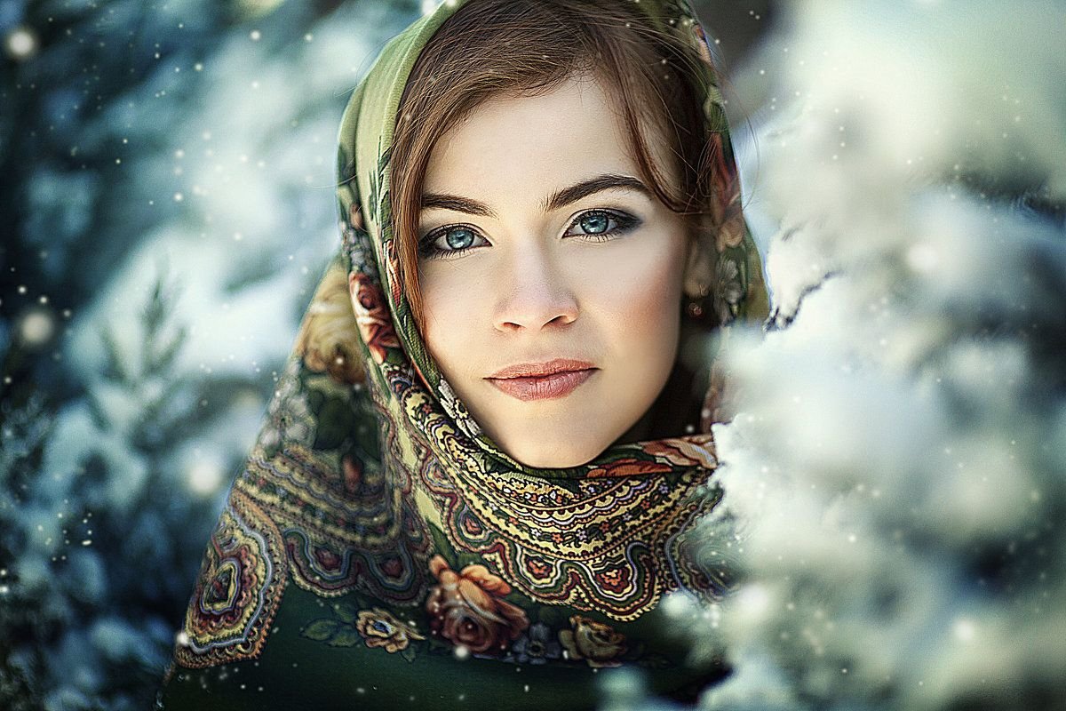 Красавица в платке