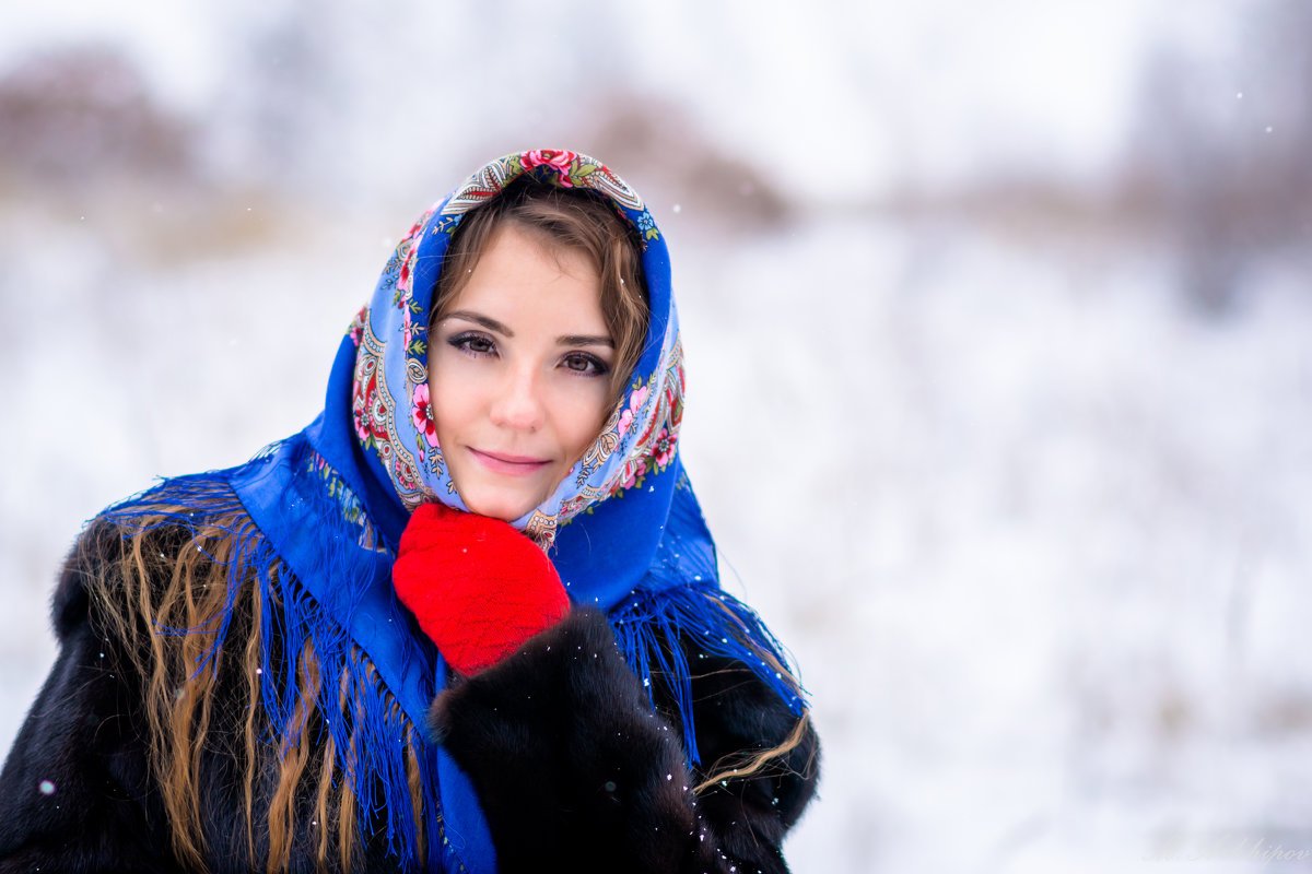 Фотосессия с платком в русском стиле