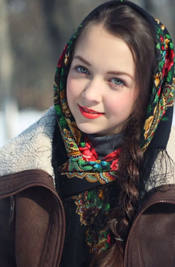 Красавица в платке