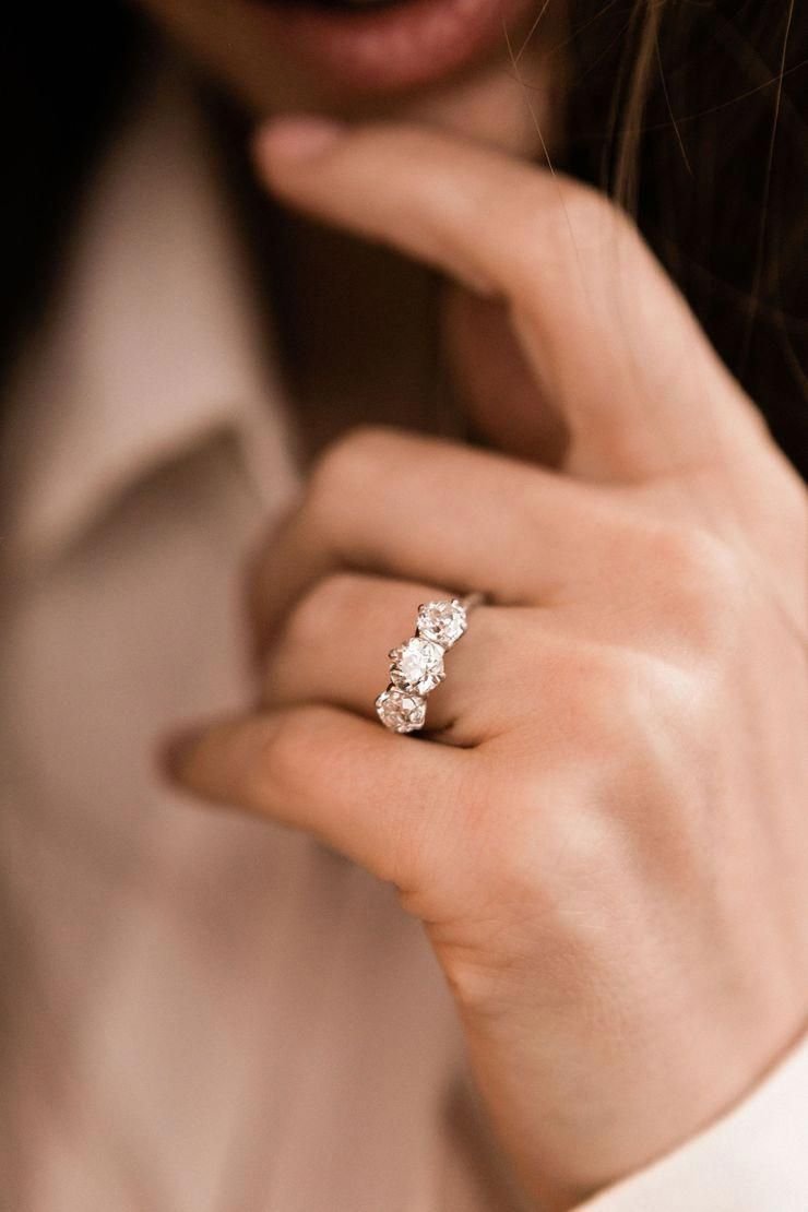 Помолвочное кольцо с бриллиантом из белого золота Тиффани