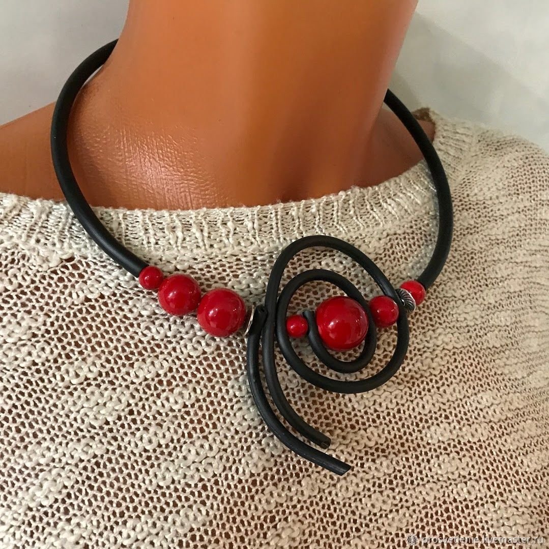 Шейное украшение из кожи