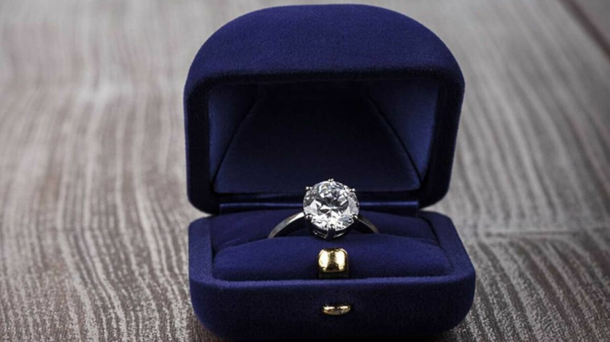 Серебряное кольцо в коробочке