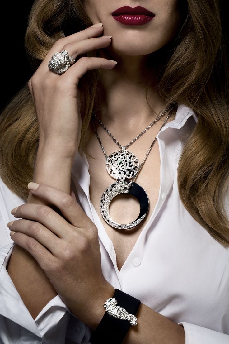 Кольцо Bvlgari Serpenti на руке