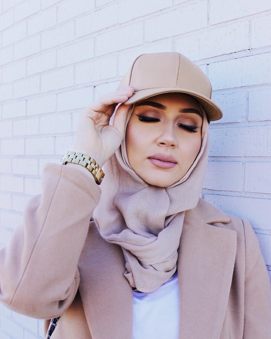 Шляпа поверх платка. Хиджаб с кепкой. Кепкис ххиджабом. Мусульманка в кепке. Стильные мусульманки.