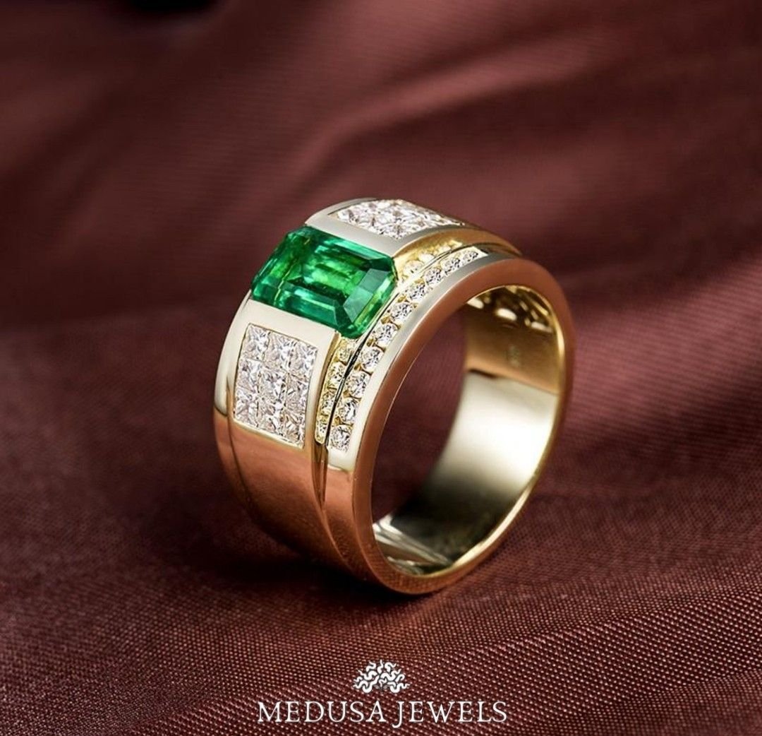 Мужское кольцо из желтого золота с изумрудом и бриллиантом t-94440