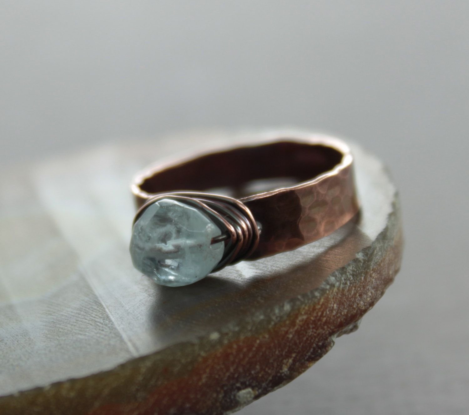 Перстень царица. Кольцо медная проволока янтарь. Старинное медное кольцо. Медный перстень. Кольцо из меди с камнем.