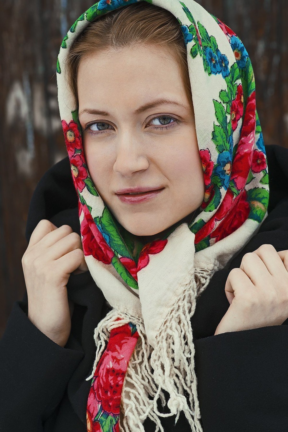 Девушка в платке