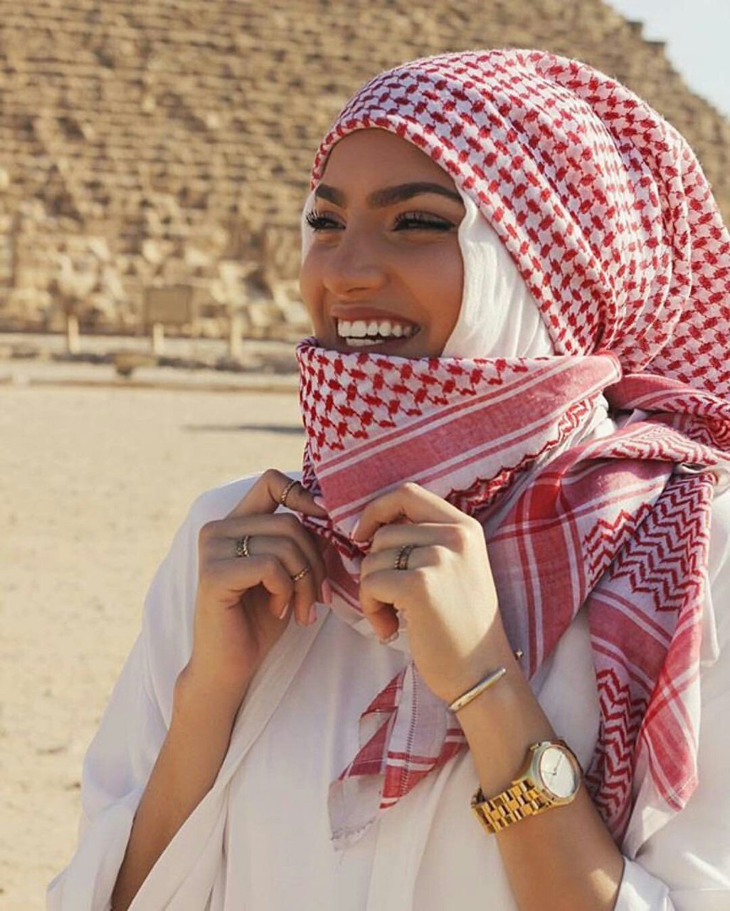 Платок арабка. Арабские девушки в платках. Арабские платки для женщин. Мусульманка в платке. Арабские девочки в красных платках.