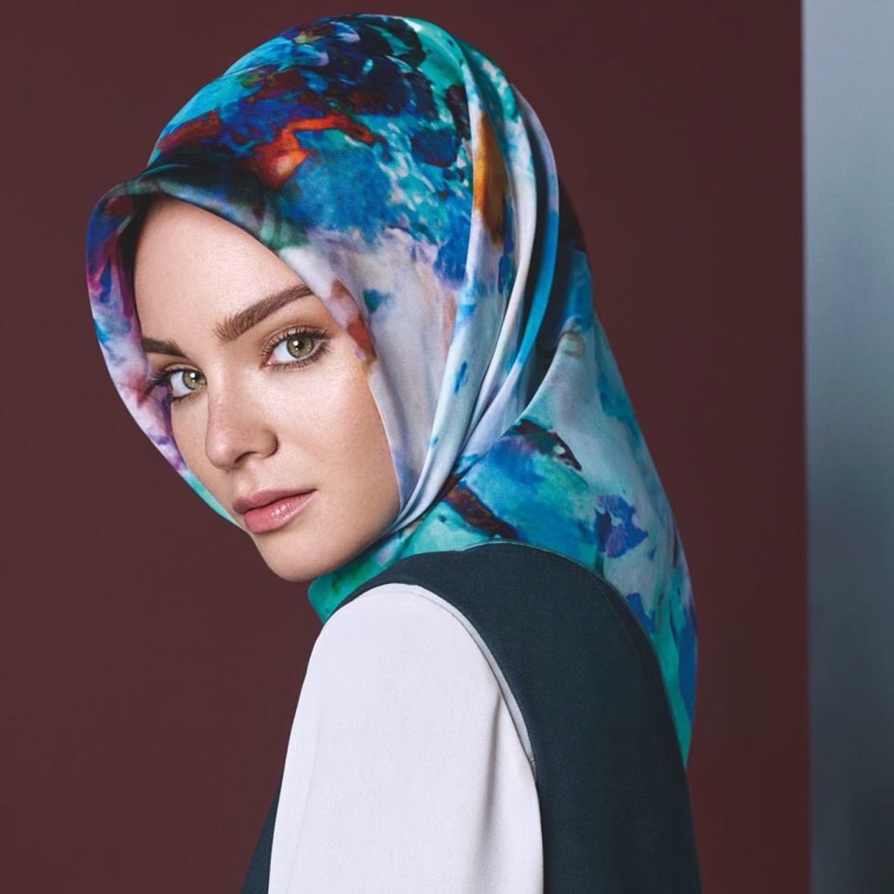 Как выбрать платок. Платок турецкий Aker. Шелковый платок на голову. Платки на голову для женщин. Стильный платок на голову.