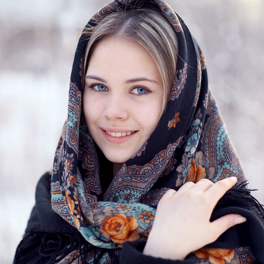 Красавица в платке