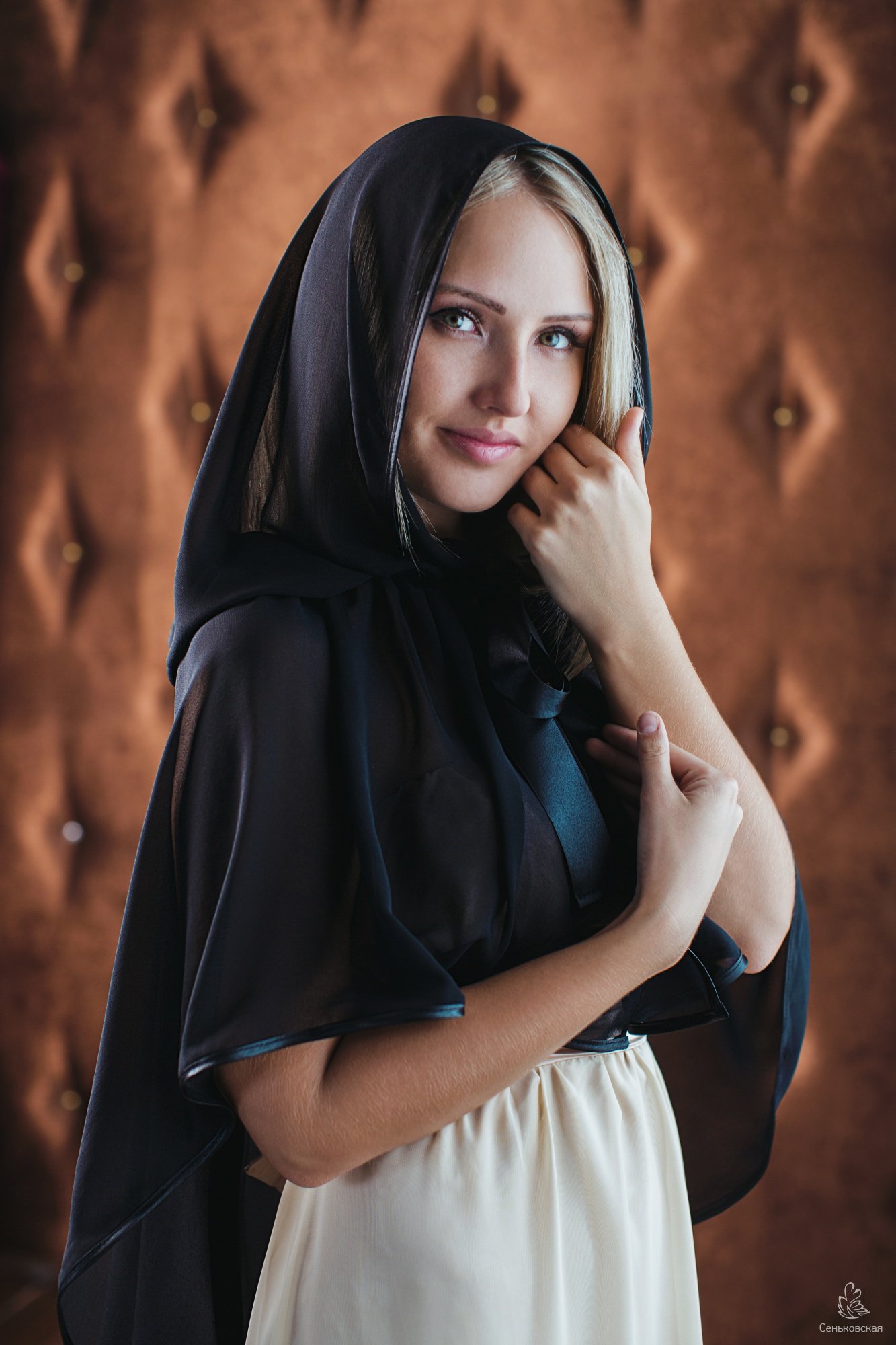 Женщина в платке в храме. Черный Донской платок. Женщина в черном платке. Православные женщины в платках. Красивая девушка в платке.