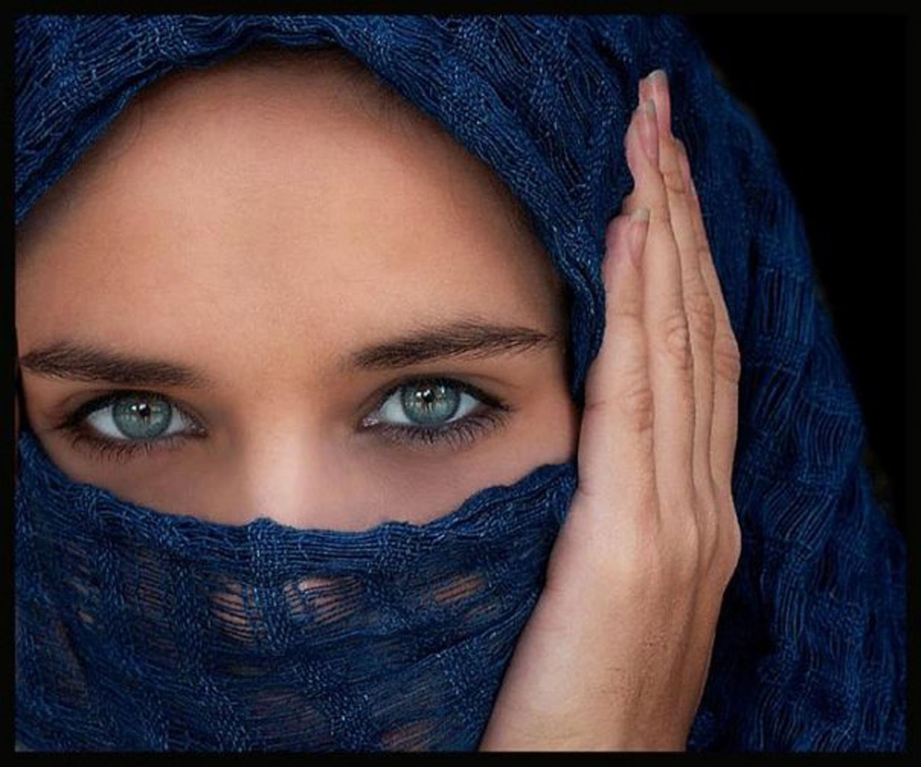 Восточные девушки с голубыми глазами