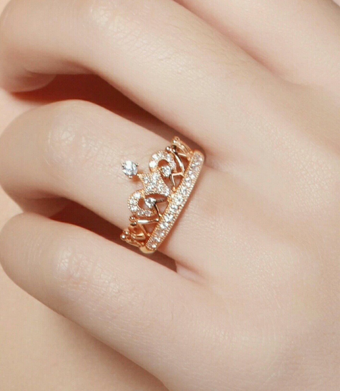 Золотое кольцо на пальце девушки