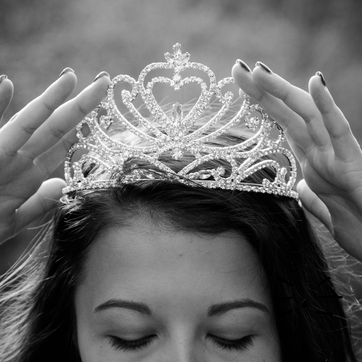 Девушка в короне. Красивая девушка в короне. Женщина с короной на голове.