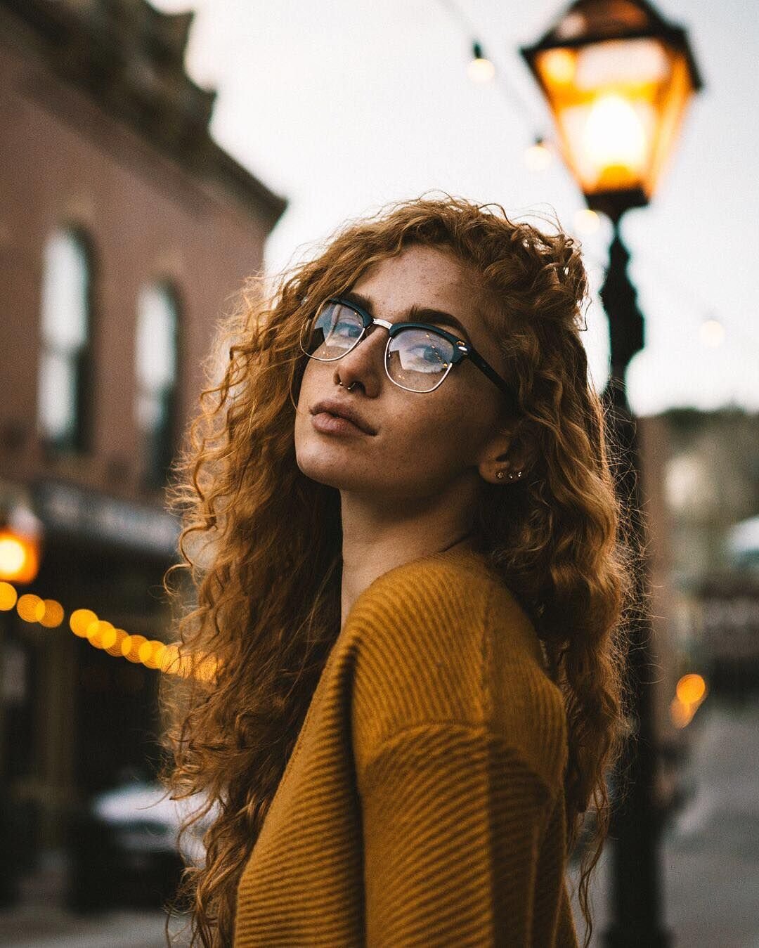 Кудрявая девушка в очках