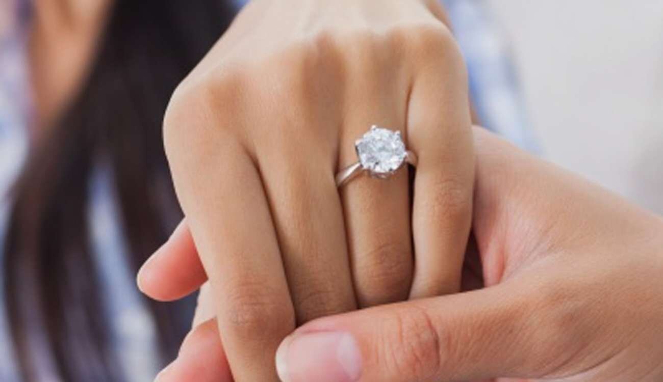 Какое кольцо дарят девушке. Кольцо для предложения девушке. Кольцо для Помолвки. Помолвочное кольцо с бриллиантом на руке. Кольцо помолвочное женское.