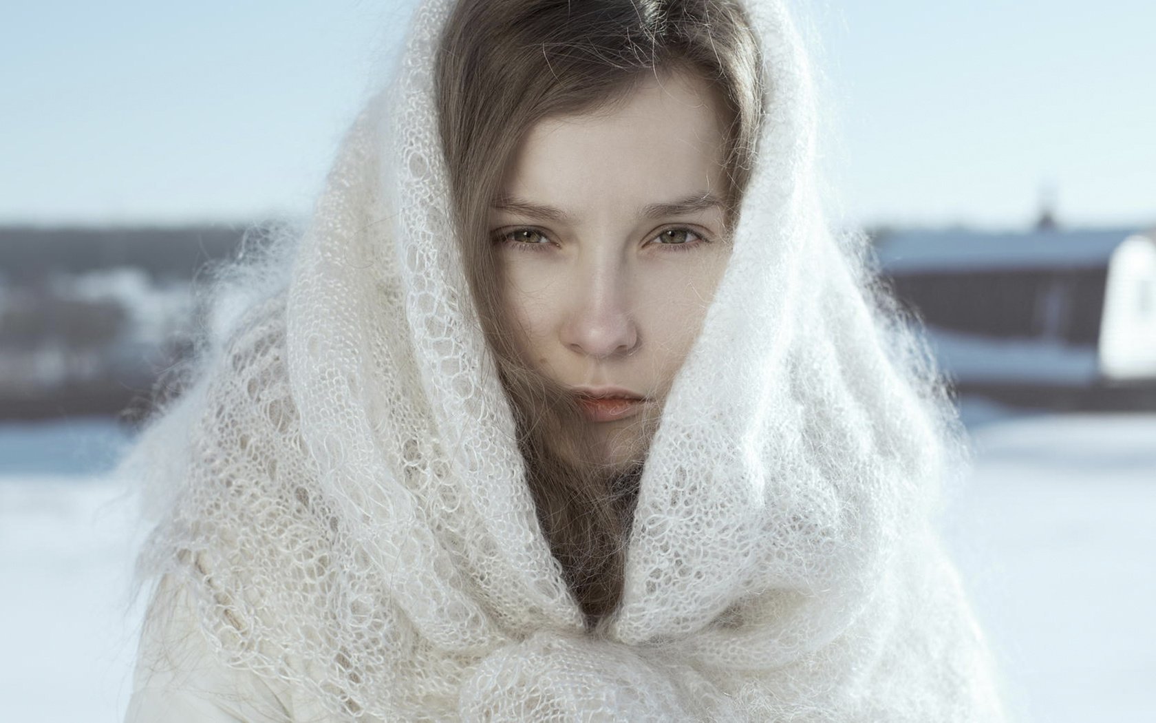Девушка в оренбургском платке