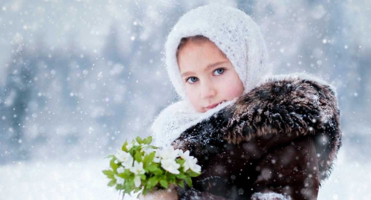 Девушка в Оренбургском пуховом платке зимой