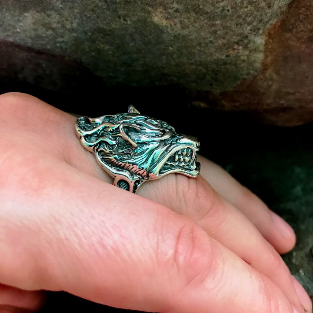 Серебряное кольцо волчица