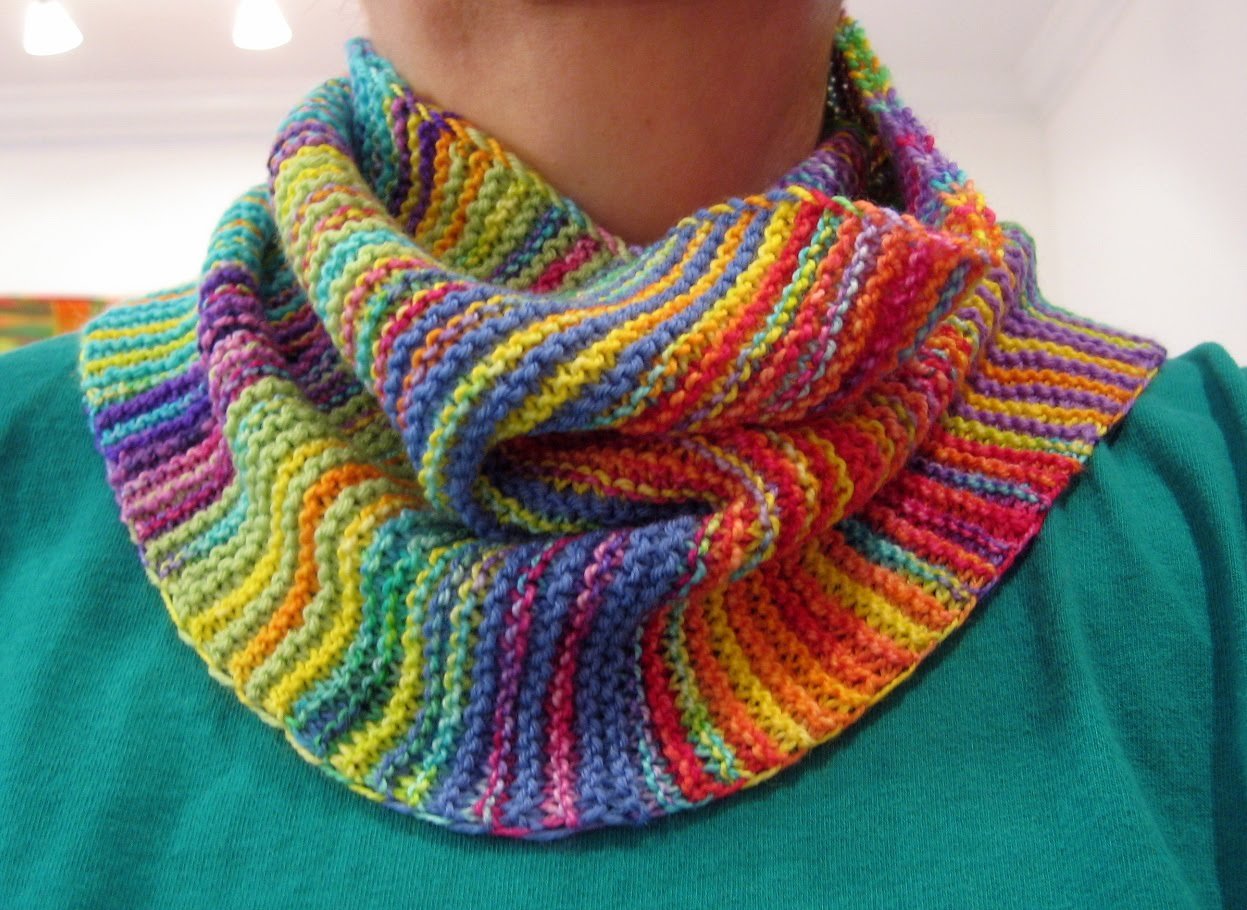 Цветной шарф. Шарф из разноцветной пряжи. Разноцветный шарф спицами. Снуд разноцветный.