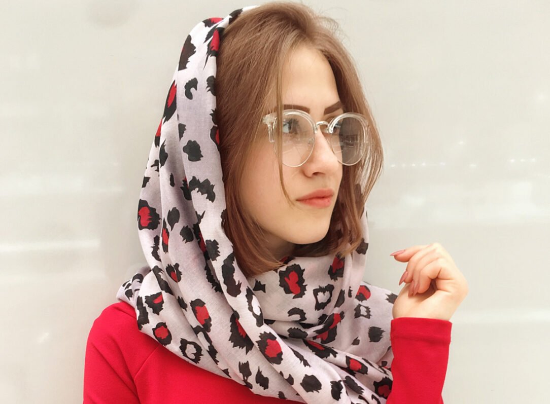 Платок на голову с черным пальто
