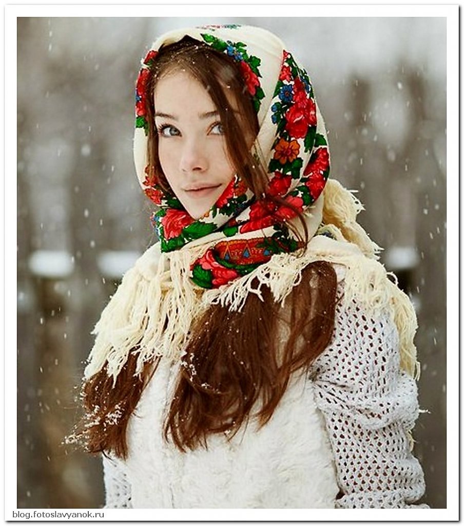 Девушка в русском платке