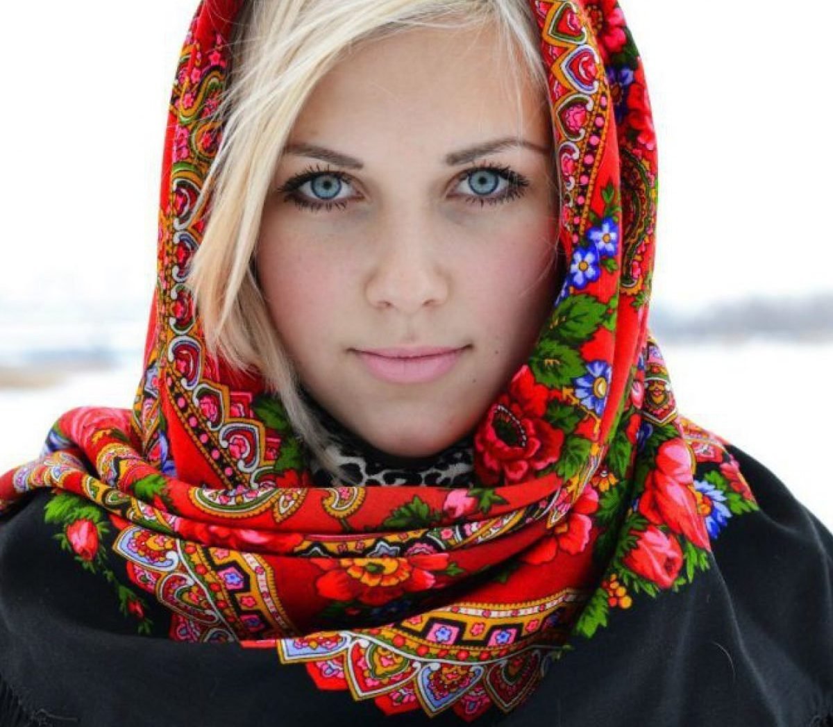 Платок русская красавица на голове