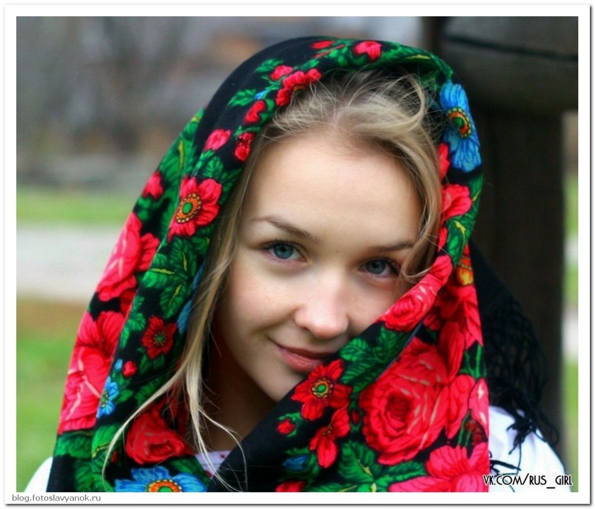 Целомудренная женщина в платке