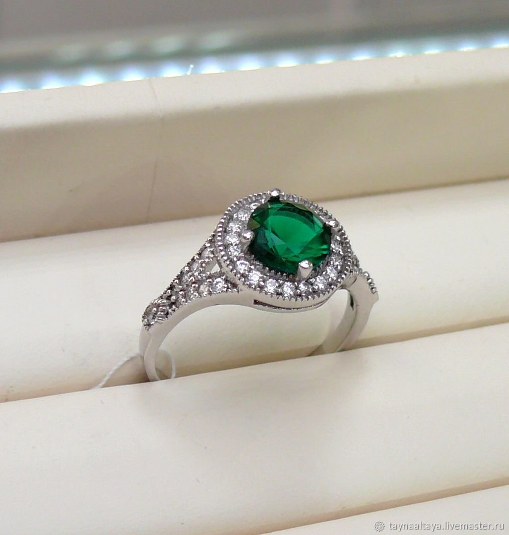 Серебряное кольцо с зеленым камнем женское