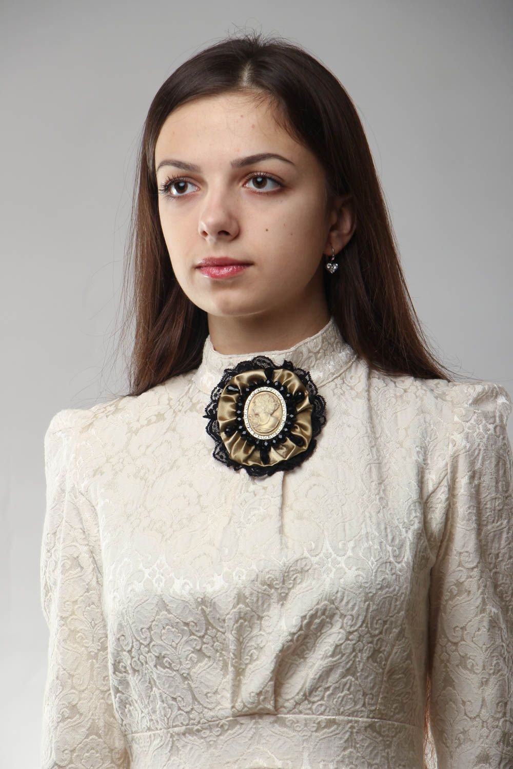 Брошь на воротник блузки