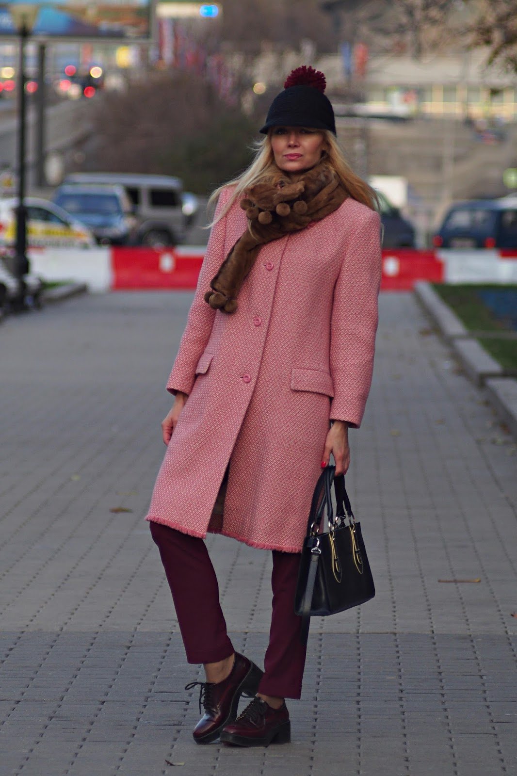 Платок к розовому пальто
