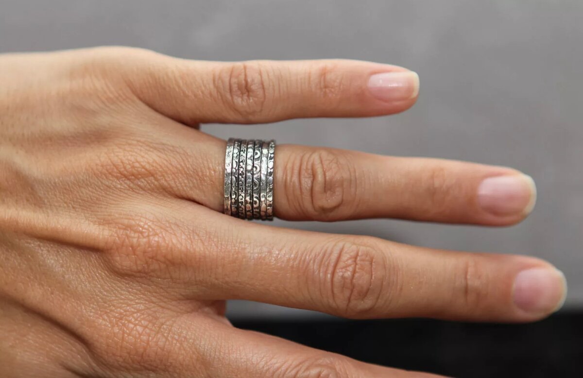 Широкое кольцо на пальце
