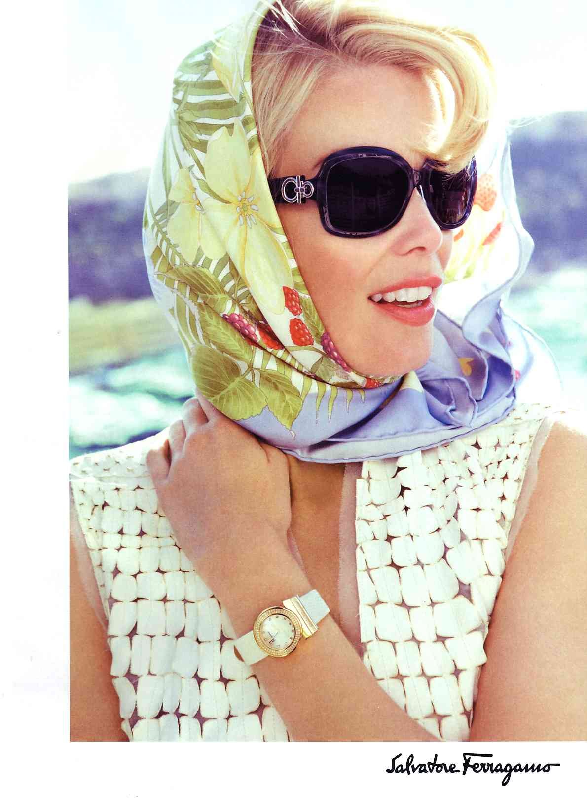 Платки на голову от солнца. Клаудия Шиффер в платках. Платки Феррагамо. Клаудия Шиффер шарф. Платок на голову.
