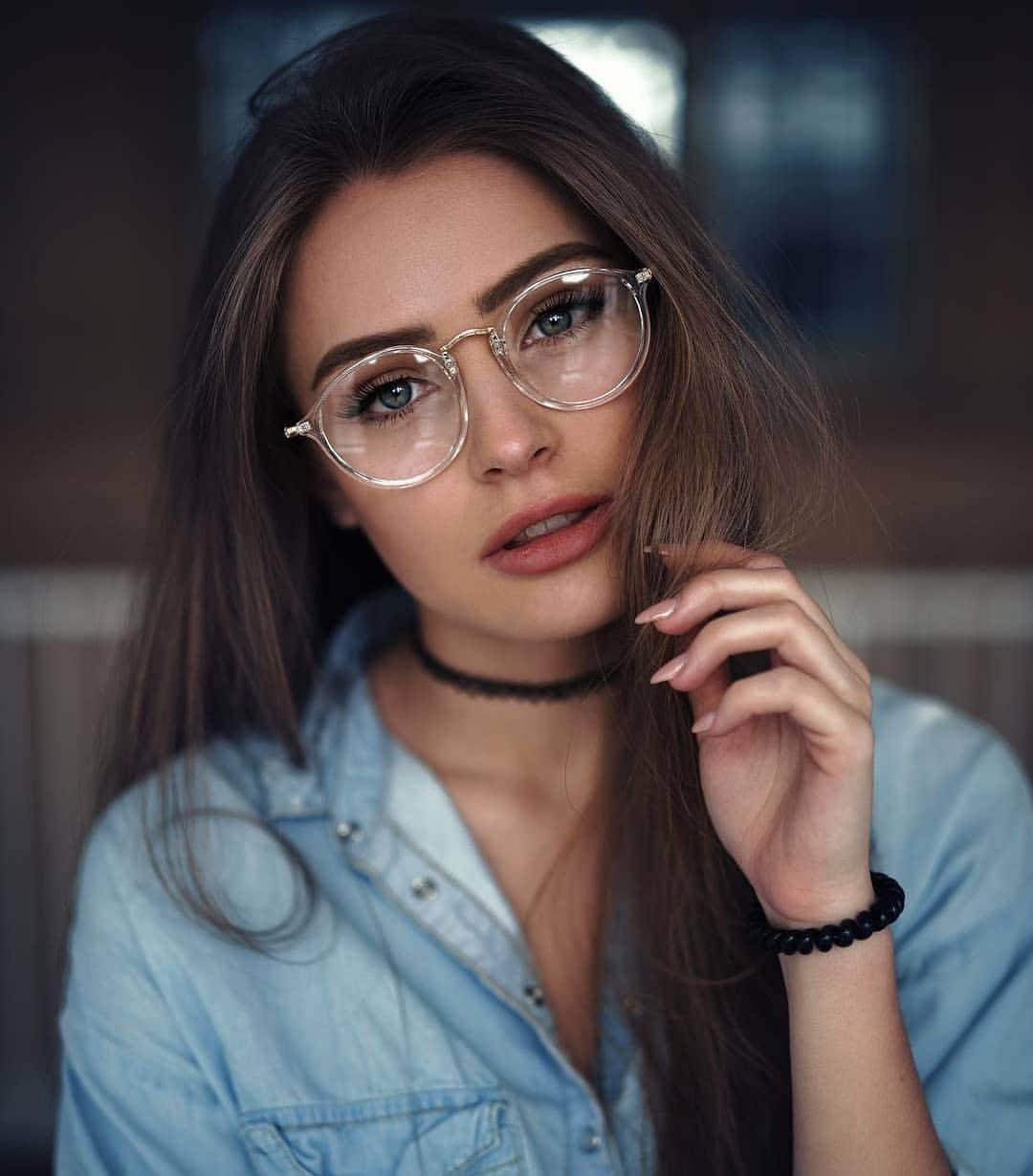 Красивые девушки в очках